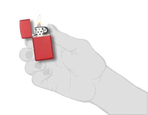ZIPPO Upaljač Slim Red Matte u Ruci