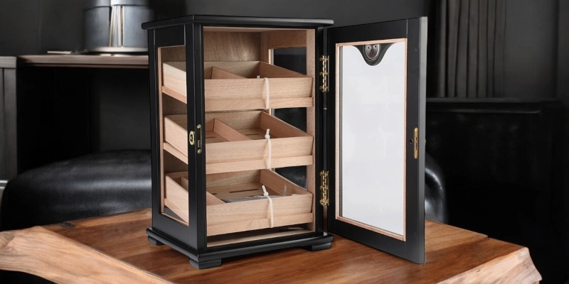 Crni humidor cabinet za cuvanje tompusa u restoranima