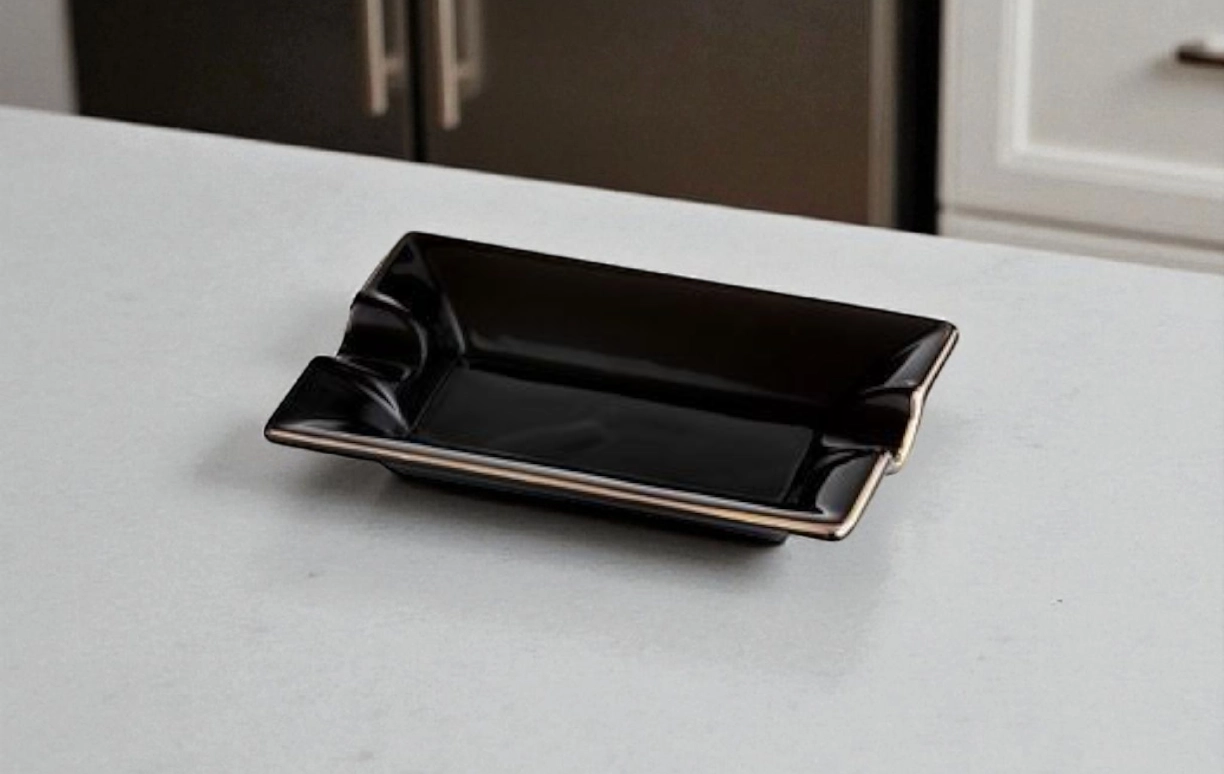 Luksuzna crno-zlatna pepeljara Angelo za dve cigare (tompusa)