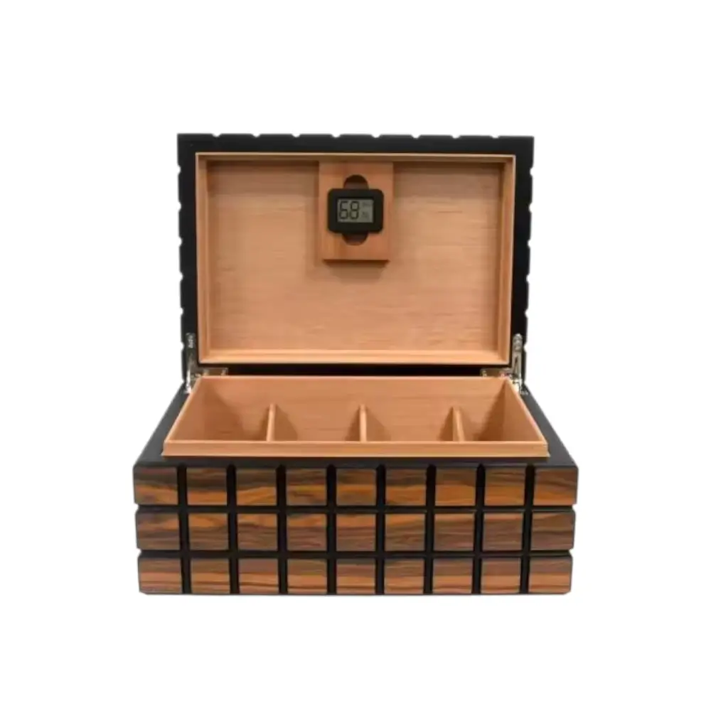 humidor-drveni-braon-kockice-FS-2526-pesevski Humidor Grid Cube – unutrašnjost sa pregradama i digitalnim higrometrom