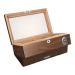 humidor za cigare – otvoren prikaz unutrašnjosti i higrometar