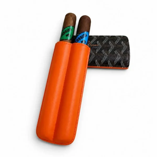 Dva Robusto tompusa u narandžastoj futroli