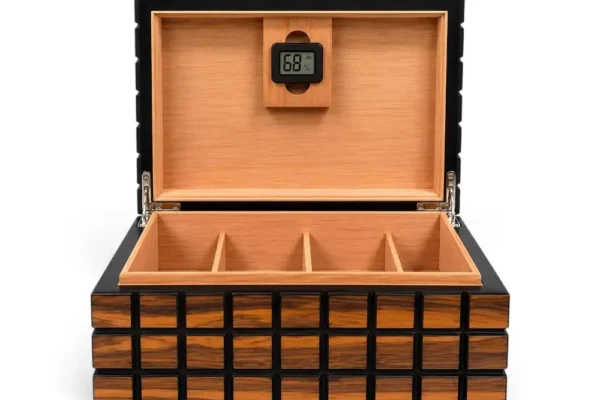 Sezoniranje humidora – otvoren Grid Cube humidor sa unutrašnjošću od kedra i digitalnim higrometrom